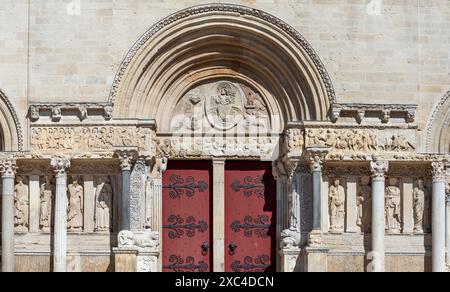 Saint Gilles du Gard, Abteikirche, Portalanlage, Mittleres Portal, Majastas Domini, Fußwaschung, Abendmahl, Judaskuss und Gefangennahme Jesu, ApostalJ Stockfoto