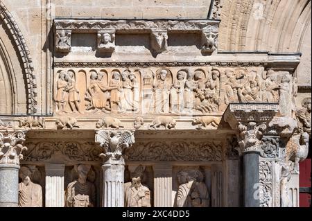 Saint Gilles du Gard, Abteikirche, Portalanlage, Judas empfängt die Silberlinge, Jesus vertreibt die Wechsler aus dem Tempel, Auferweckung des Lazarus Stockfoto