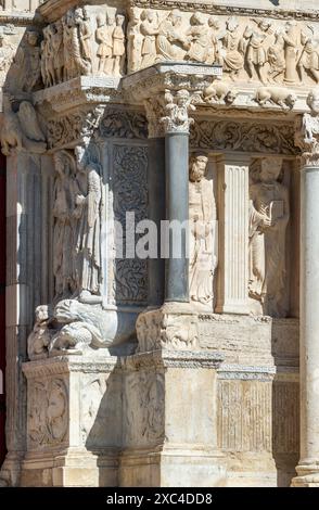 Saint Gilles du Gard, Abteikirche, Portalanlage, Apostelfiguren Stockfoto