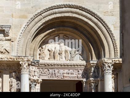 Saint Gilles du Gard, Abteikirche, Portalanlage, rechtes Portal, Kreuzigung, Synagoge wird von einem Engel gestoßen und verliert die Felsendomkrone, C Stockfoto