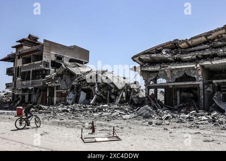 Khan Yunis, Palästinensische Gebiete. Juni 2024. Ein Überblick über die Zerstörung durch die israelische Armee in der Nachbarschaft Al-Qarara. Abed Rahim Khatib/dpa/Alamy Live News Stockfoto