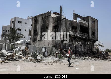 Khan Yunis, Palästinensische Gebiete. Juni 2024. Ein Überblick über die Zerstörung durch die israelische Armee in der Nachbarschaft Al-Qarara. Abed Rahim Khatib/dpa/Alamy Live News Stockfoto