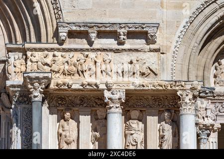 Saint Gilles du Gard, Abteikirche, Portalanlage, Jesus erscheint vor Pilatus, die Kreuztragung Stockfoto