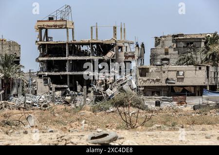 Khan Yunis, Palästinensische Gebiete. Juni 2024. Ein Überblick über die Zerstörung durch die israelische Armee in der Nachbarschaft Al-Qarara. Abed Rahim Khatib/dpa/Alamy Live News Stockfoto