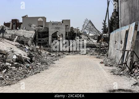 Khan Yunis, Palästinensische Gebiete. Juni 2024. Ein Überblick über die Zerstörung durch die israelische Armee in der Nachbarschaft Al-Qarara. Abed Rahim Khatib/dpa/Alamy Live News Stockfoto