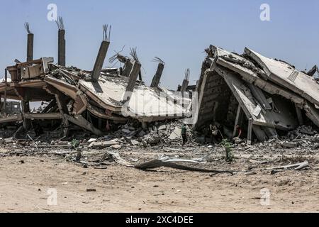 Khan Yunis, Palästinensische Gebiete. Juni 2024. Ein Überblick über die Zerstörung durch die israelische Armee in der Nachbarschaft Al-Qarara. Abed Rahim Khatib/dpa/Alamy Live News Stockfoto