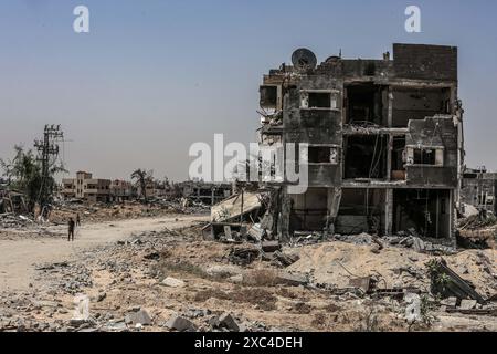 Khan Yunis, Palästinensische Gebiete. Juni 2024. Ein Überblick über die Zerstörung durch die israelische Armee in der Nachbarschaft Al-Qarara. Abed Rahim Khatib/dpa/Alamy Live News Stockfoto