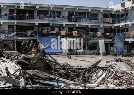 Khan Yunis, Palästinensische Gebiete. Juni 2024. Ein Überblick über die Zerstörung durch die israelische Armee in der Nachbarschaft Al-Qarara. Abed Rahim Khatib/dpa/Alamy Live News Stockfoto