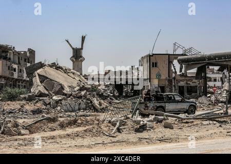 Khan Yunis, Palästinensische Gebiete. Juni 2024. Ein Überblick über die Zerstörung durch die israelische Armee in der Nachbarschaft Al-Qarara. Abed Rahim Khatib/dpa/Alamy Live News Stockfoto