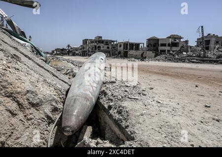 Khan Yunis, Palästinensische Gebiete. Juni 2024. Ein Überblick über die Zerstörung durch die israelische Armee in der Nachbarschaft Al-Qarara. Abed Rahim Khatib/dpa/Alamy Live News Stockfoto