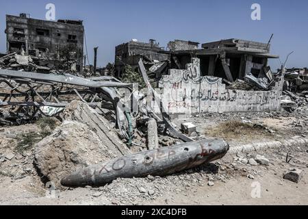 Khan Yunis, Palästinensische Gebiete. Juni 2024. Ein Überblick über die Zerstörung durch die israelische Armee in der Nachbarschaft Al-Qarara. Abed Rahim Khatib/dpa/Alamy Live News Stockfoto