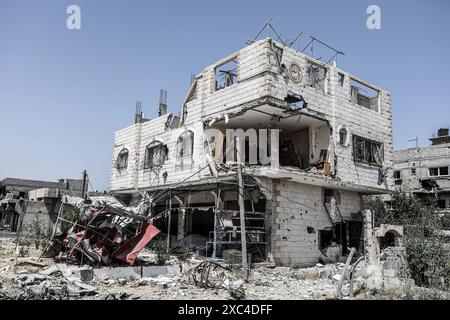 Khan Yunis, Palästinensische Gebiete. Juni 2024. Ein Überblick über die Zerstörung durch die israelische Armee in der Nachbarschaft Al-Qarara. Abed Rahim Khatib/dpa/Alamy Live News Stockfoto