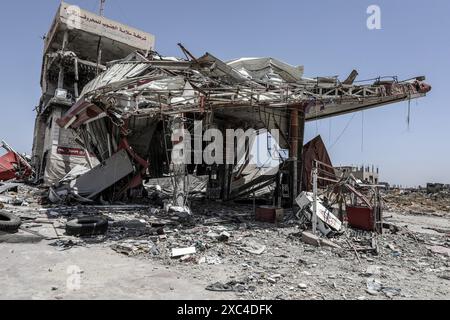 Khan Yunis, Palästinensische Gebiete. Juni 2024. Ein Überblick über die Zerstörung durch die israelische Armee in der Nachbarschaft Al-Qarara. Abed Rahim Khatib/dpa/Alamy Live News Stockfoto