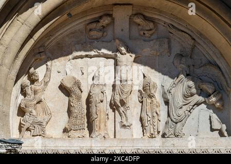 Saint Gilles du Gard, Abteikirche, Portalanlage, rechtes Portal, Kreuzigung, Synagoge wird von einem Engel verstoßen und verliert die Felsendomkrone Stockfoto