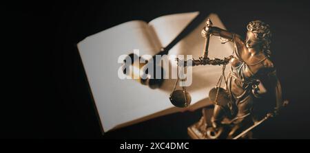 Lady Justice Statue im Gesetz und Bücher im Hintergrund. Recht und Gerechtigkeit Stockfoto