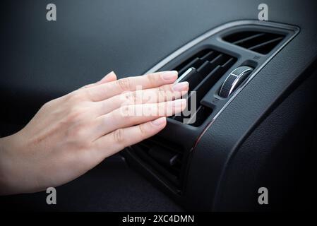 Kühlsystem der Klimaanlage. Heiße Sommersaison und fahrendes Automobilkonzept Stockfoto