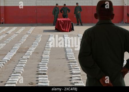 Maracaibo, Venezuela. 25/04/2013. Das venezolanische Militär beschlagnahmte Kokainpaneele, die in Containern durch den Hafen transportiert werden sollten. Foto von Jose Bula Stockfoto