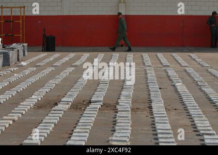 Maracaibo Venezuela. 25/04/2013. Das venezolanische Militär beschlagnahmte Kokainpaneele, die in Containern durch den Hafen transportiert werden sollten. Foto von. Jose Bula Stockfoto