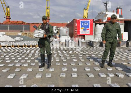 Maracaibo, Venezuela. 25/04/2013. Das venezolanische Militär beschlagnahmte Kokainpaneele, die durch den Hafen in Containern nach Europa transportiert werden sollten. Foto von Stockfoto