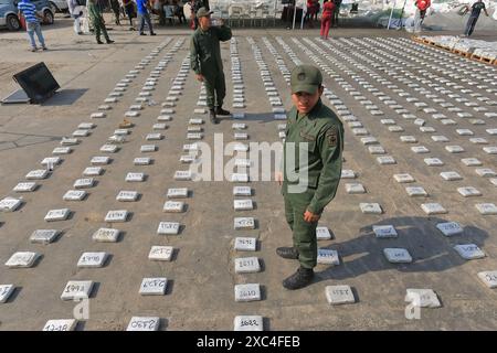 Maracaibo, Venezuela. 25/04/2013. Das venezolanische Militär beschlagnahmte Kokainpaneele, die durch den Hafen in Containern transportiert werden sollten Foto von Jose Bula Stockfoto