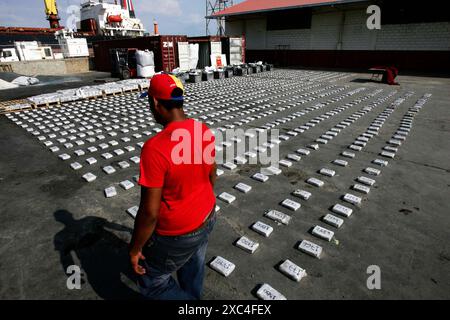 Maracaibo, Venezuela. 25/04/2013. Das venezolanische Militär beschlagnahmte Kokainpaneele, die durch den Hafen in Containern nach Europa transportiert werden sollten. Foto von Stockfoto