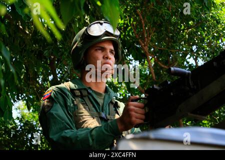 Maracaibo, Venezuela. 25/04/2013. Das venezolanische Militär beschlagnahmte Kokainpaneele, die in Containern durch den Hafen transportiert werden sollten. Foto von. Jose Bula Stockfoto