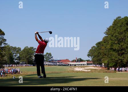 Pinehurst, Usa. Juni 2024. Hideki Matsuyama aus Japan schlägt 124 am Freitag, den 14. Juni 2024, im Pinehurst Resort & Country Club in Pinehurst, N.C. auf dem 18. Loch ab. Foto: John Angelillo/UPI Credit: UPI/Alamy Live News Stockfoto