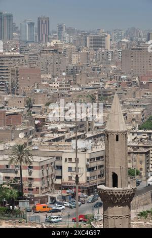 Blick auf Kairo, die überfüllte Hauptstadt Ägyptens, eine weitläufige Metropole am Nil in Nordafrika. Stockfoto