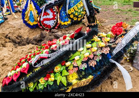 Charkiw, Ukraine, 13. Juni 2024 Aleja Slawy, Militärfriedhof südlich von Charkiw. Die Gräber von Soldaten, Helden, die die Ukraine verteidigten, sind bedeckt mit Stockfoto
