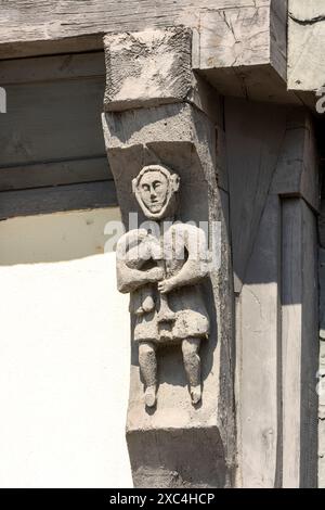 Zierenberg, Rathaus von Süden, 1450 von Meister H. Brant, verzierte Knagge mit Dudelsackspieler (?) Stockfoto