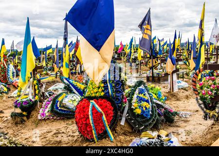Charkiw, Ukraine, 13. Juni 2024 Aleja Slawy, Militärfriedhof südlich von Charkiw. Die Gräber von Soldaten, Helden, die die Ukraine verteidigten, sind bedeckt mit Stockfoto