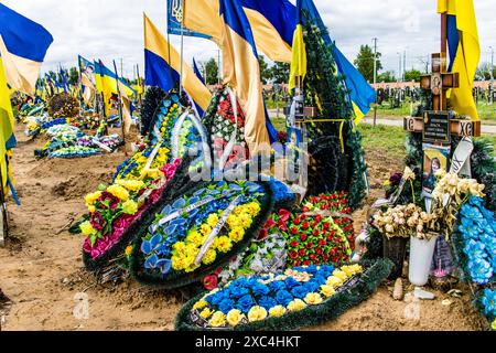Charkiw, Ukraine, 13. Juni 2024 Aleja Slawy, Militärfriedhof südlich von Charkiw. Die Gräber von Soldaten, Helden, die die Ukraine verteidigten, sind bedeckt mit Stockfoto