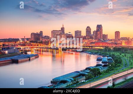 Saint Paul, Minnesota, USA. Luftbild des Stadtzentrums von St. Paul, Minnesota, USA mit Spiegelbild der Skyline des Mississippi River in Beauty Stockfoto