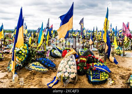Charkiw, Ukraine, 13. Juni 2024 Aleja Slawy, Militärfriedhof südlich von Charkiw. Die Gräber von Soldaten, Helden, die die Ukraine verteidigten, sind bedeckt mit Stockfoto
