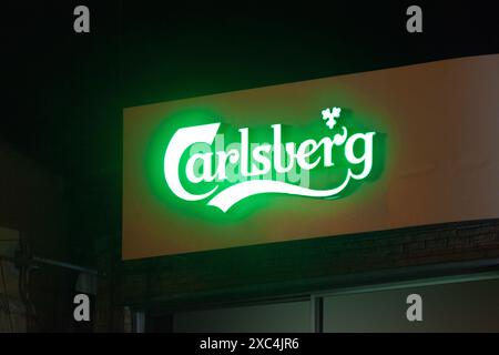 Larnaca, Zypern - 03. Februar 2024: Leuchtschild von Carlsberg, einem dänischen multinationalen Brauer. Stockfoto