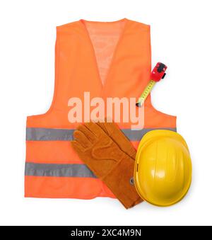 Orangefarbene reflektierende Weste, Schutzhelm, Schutzhandschuhe und Maßband isoliert auf weiß, Draufsicht Stockfoto