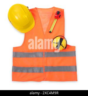 Orangefarbene reflektierende Weste, Schutzhelm, Kapselgehörschützer und Maßband isoliert auf weiß, Draufsicht Stockfoto