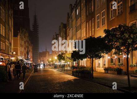 Gdanska starowka - Altstadt bei Nacht. Perspektivische Ansicht der Piwna Straße in östlicher Richtung. Stockfoto