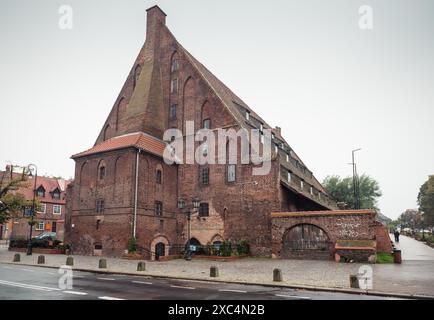 Große Mühle (Wielki Młyn) in Danzig in der Nähe des Flusses Radunia. Riesiges mittelalterliches Industriebau, das heute als Museumswohnungen und Geschäfte genutzt wird. Stockfoto