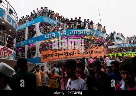 14. Juni 2024, Dhaka, Dhaka, Bangladesch: Die Urlauber versammeln sich auf dem Dach der überfüllten Fähren, um mit ihren Familien vor dem größten muslimischen Festival Eid al-Adha am Sadarghat Launch Terminal in Dhaka, Bangladesch, zusammen zu sein. Tausende von Dhaka-Stadtbewohnern begannen, die Stadt in ihre Heimatstadt zu verlassen, um das Festival zu feiern. Dieser verzweifelte Versuch, sich mit der Familie wieder zu vereinen, unterstreicht den Druck auf die Verkehrsinfrastruktur während der großen Feiertage. Das Phänomen wird durch die beträchtliche Migration nach Dhaka, wo, noch verstärkt Stockfoto