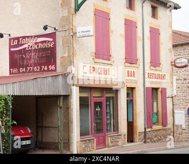 Lebensmittelgeschäft, Bar und Restaurant, Ecoche, Roanne, Loire, Auvergne-Rhone-Alpes, Zentralfrankreich Stockfoto