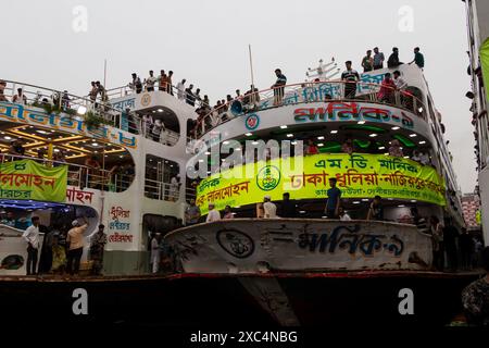 14. Juni 2024, Dhaka, Dhaka, Bangladesch: Die Urlauber versammeln sich auf dem Dach der überfüllten Fähren, um mit ihren Familien vor dem größten muslimischen Festival Eid al-Adha am Sadarghat Launch Terminal in Dhaka, Bangladesch, zusammen zu sein. Tausende von Dhaka-Stadtbewohnern begannen, die Stadt in ihre Heimatstadt zu verlassen, um das Festival zu feiern. Dieser verzweifelte Versuch, sich mit der Familie wieder zu vereinen, unterstreicht den Druck auf die Verkehrsinfrastruktur während der großen Feiertage. Das Phänomen wird durch die beträchtliche Migration nach Dhaka, wo, noch verstärkt Stockfoto