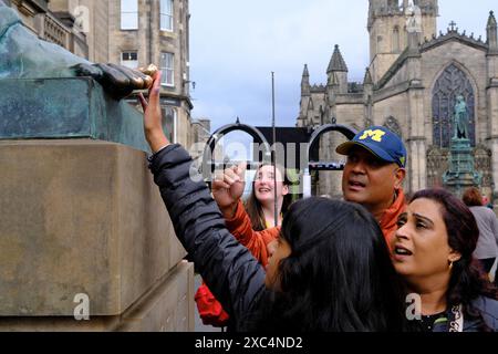 Besucher berühren den großen Zeh der Statue des schottischen Philosophen David Hume auf der Royal Mile.Edinburgh.Schottland.Vereinigtes Königreich Stockfoto