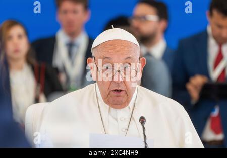 Bari, Italien. Juni 2024. Papst Franziskus spricht auf dem G7-Gipfel. Die Staats- und Regierungschefs der sieben Industrienationen USA, Kanada, Großbritannien, Frankreich, Italien, Deutschland und Japan treffen sich zu ihrem jährlichen Gipfeltreffen im Luxushotel Borgo Egnazia in Apulien. Quelle: Michael Kappeler/dpa/Alamy Live News Stockfoto