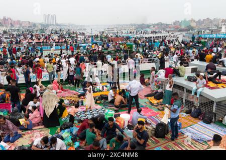 14. Juni 2024, Dhaka, Dhaka, Bangladesch: Die Urlauber versammeln sich auf dem Dach der überfüllten Fähren, um mit ihren Familien vor dem größten muslimischen Festival Eid al-Adha am Sadarghat Launch Terminal in Dhaka, Bangladesch, zusammen zu sein. Tausende von Dhaka-Stadtbewohnern begannen, die Stadt in ihre Heimatstadt zu verlassen, um das Festival zu feiern. Dieser verzweifelte Versuch, sich mit der Familie wieder zu vereinen, unterstreicht den Druck auf die Verkehrsinfrastruktur während der großen Feiertage. Das Phänomen wird durch die beträchtliche Migration nach Dhaka, wo, noch verstärkt Stockfoto