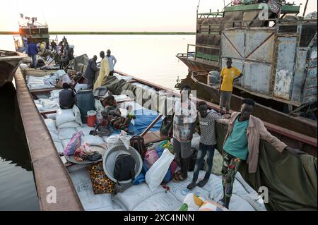 SÜDSUDAN, Oberer Nil, Stadt Renk, Weißer Nil, Hafen für Flussschifftransport nach Malakal, Transport von Kriegsflüchtlingen und Rückkehrern aufgrund Sudankriegs, Taschen mit Hilfsgütern, Lebensmitteln und Mehl / SÜDSUDAN, Stadt Renk, Weisser Nil Fluss, Flußhafen für Lastkahn Transport nach Malakal, wird auch genutzt für Transport von Kriegsflüchtlingen und Rückkehrern aus dem Sudan, Säcke mit Hilfsgütern und Lebensmitteln Stockfoto