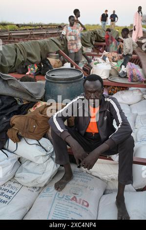 SÜDSUDAN, Oberer Nil-Staat, Stadt Renk, Weißer Nil, Hafen für Flussschifffahrt nach Malakal, auch für den Transport von Kriegsflüchtlingen und Rückkehrern aufgrund des Sudankriegs, Taschen mit Hilfsgütern, Lebensmitteln und Mehl der US-HILFE und WFP / SÜDSUDAN, Stadt Renk, Weißer Nil Fluss, Flußhafen für Lastkahn Transport nach Malakal, wird auch genutzt für Transport von Kriegsflüchtlingen und Rückkehrern aus dem Sudan, Säcke mit Hilfsgütern und Lebensmitteln Stockfoto