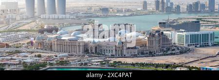 Panoramablick aus der Vogelperspektive auf die wunderschöne Place Vendome Mall Lusail Qatar Stockfoto