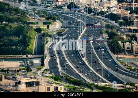 Lusail Express Way aus der Vogelperspektive. Katara unterquert Straßen und Verkehr Stockfoto