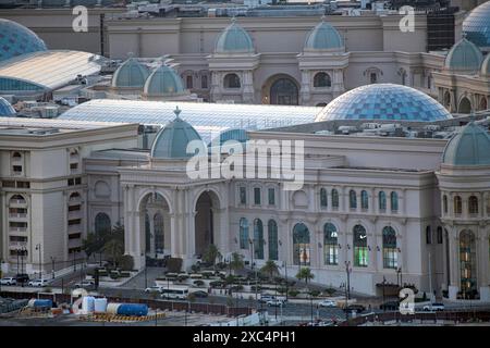 Panoramablick aus der Vogelperspektive auf die wunderschöne Place Vendome Mall Lusail Qatar Stockfoto